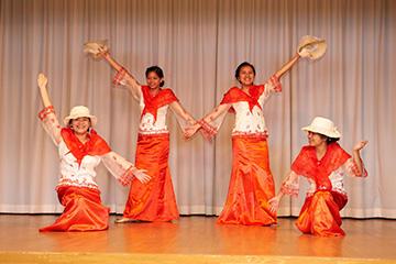 合同生活体験／文化交流（世界の歌と踊りの披露）・屋内交流・文化体験（獅子舞・折り紙）（4/24～26）