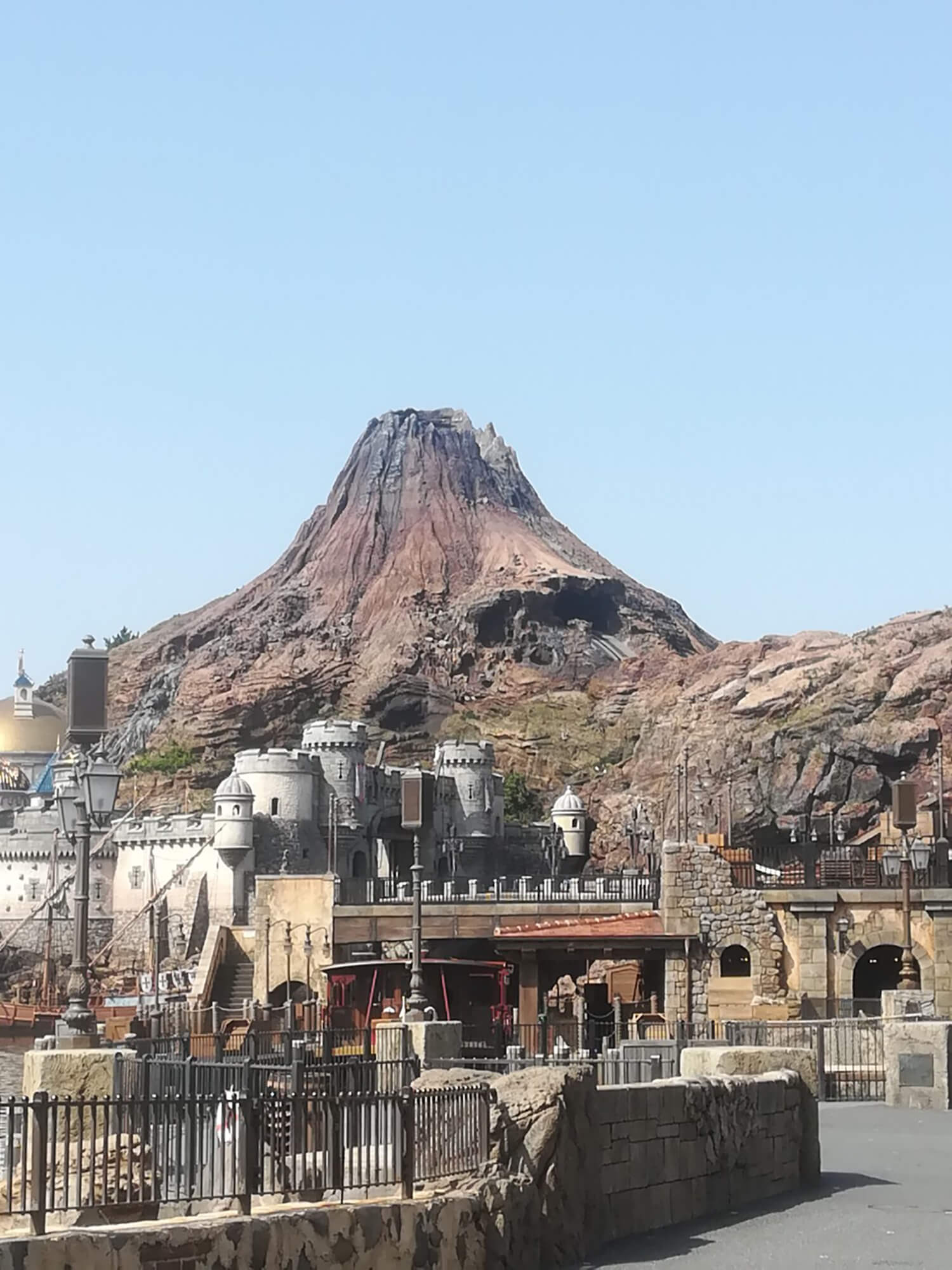 02 (テーマパークの火山)