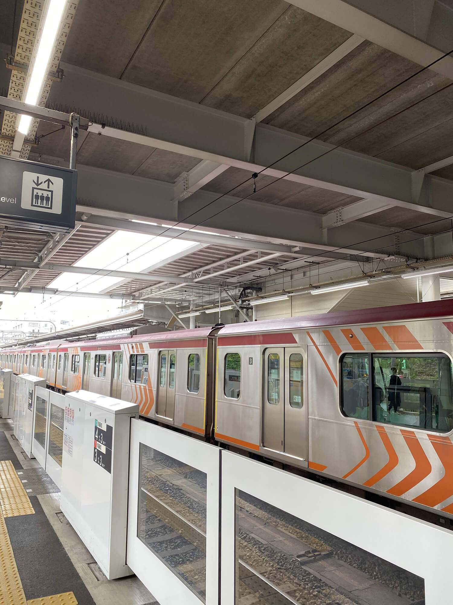 02 これは違う電車です。