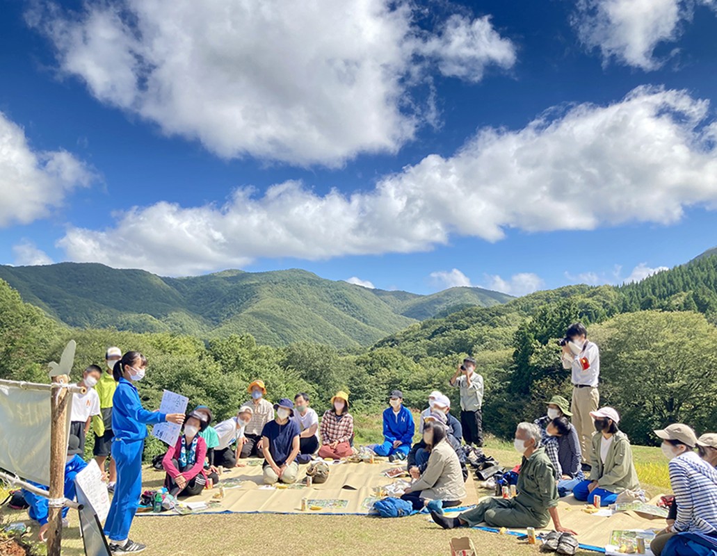 学区にある生椿地区の良さを島民に紹介している場面