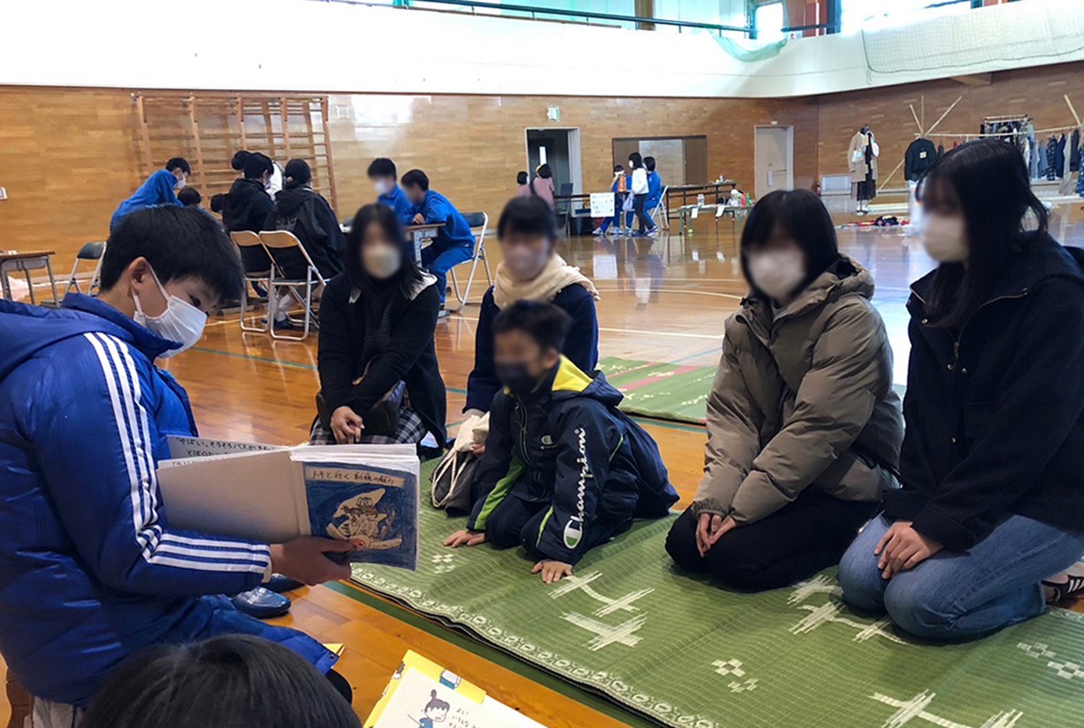 自作絵本「トキと行く新穂の魅力」を朗読している場面