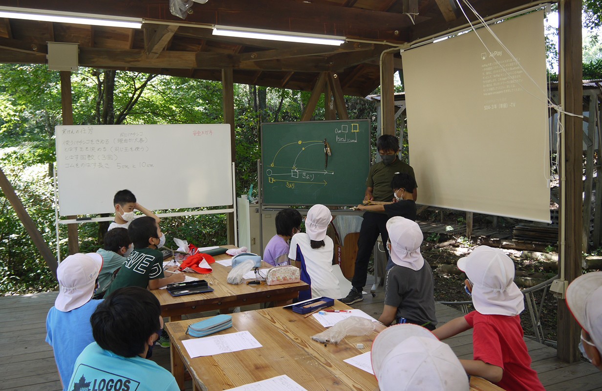 学校林内に立つあずまやには、プロジェクターが備えられ、Wi-Fi 環境もある