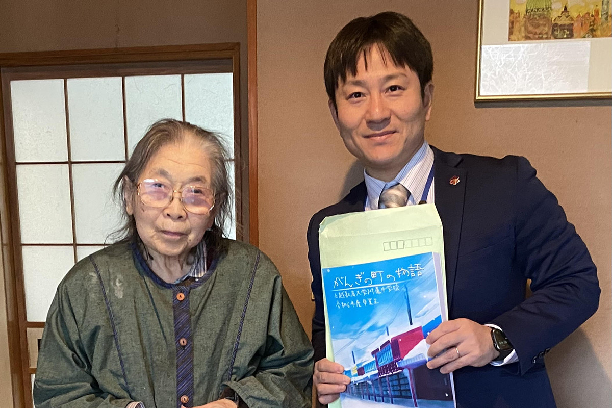 杉みき子氏に創作物語集を寄贈する岩船教頭