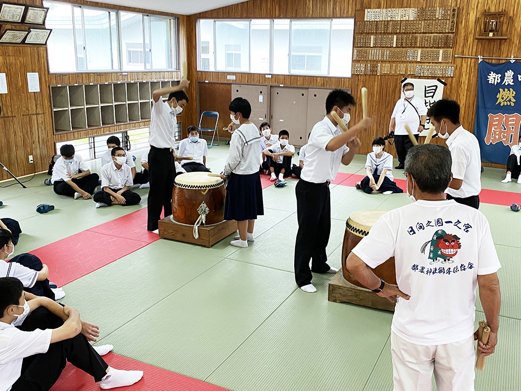 地域の方々の協力を得て行う太鼓の練習