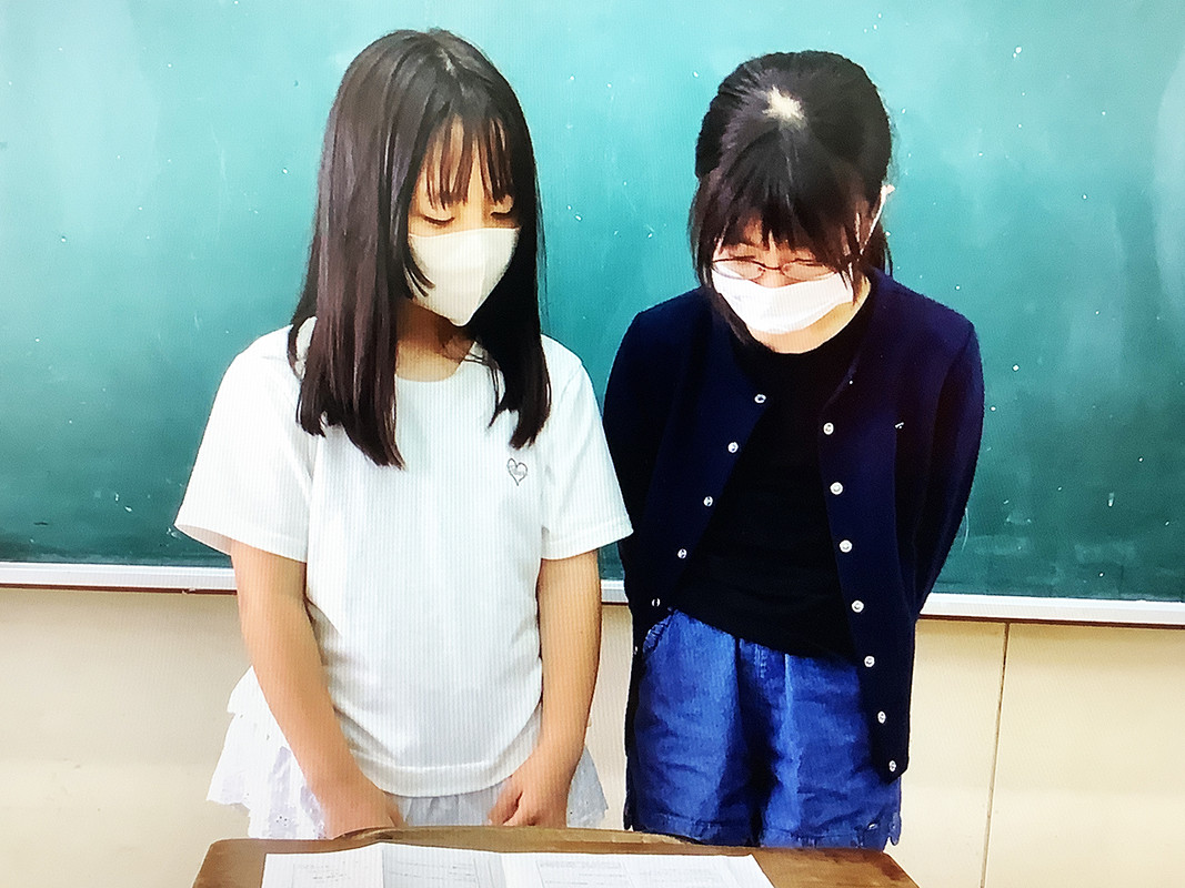 ＜漫才＞を楽しそうに音読するコンビの様子