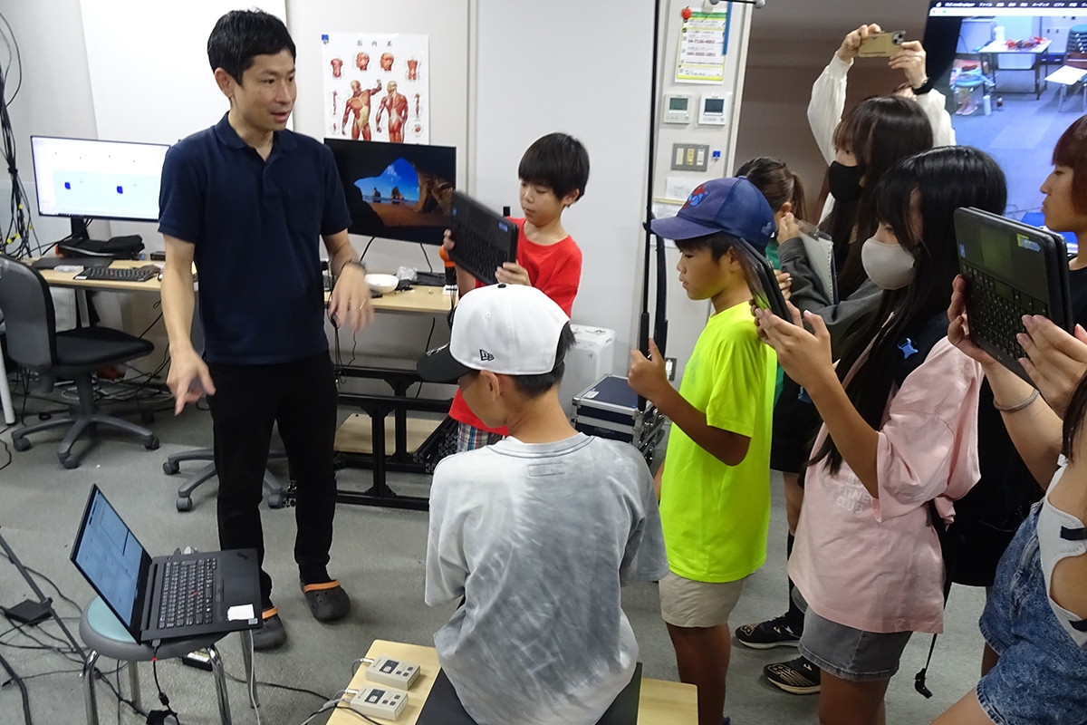 市内にある東京大学の施設を取材する子どもたち