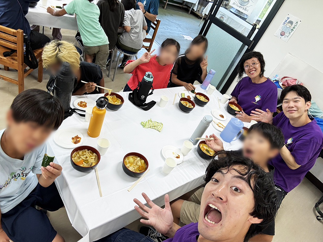 自然体験活動キャンプ ほうとうづくり体験の様子