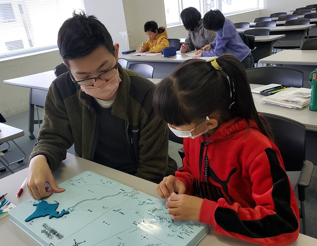 春休みの勉強会。外国ルーツの大学生が小学生を指導