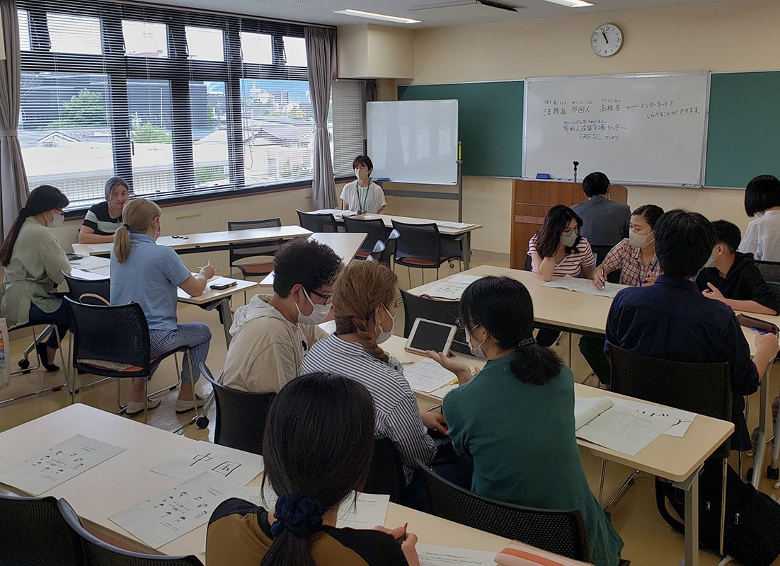 高校進学説明会。通訳が入り保護者に正しい情報を提供