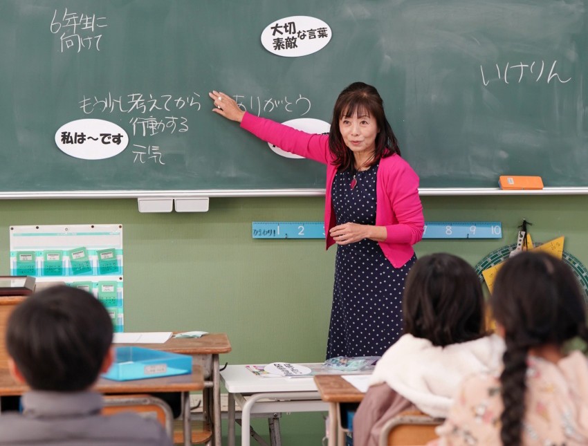 池崎さんの話を真剣に聞き入る子どもたち