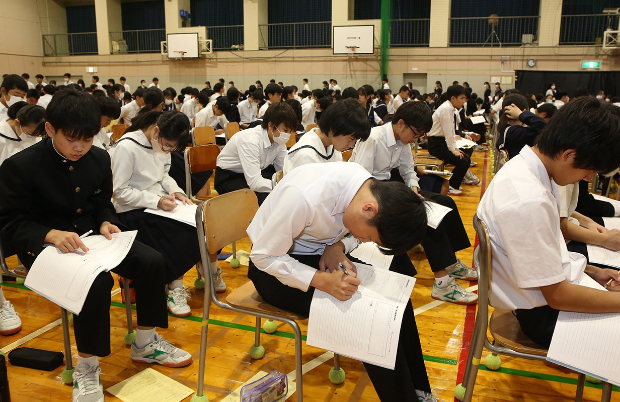 演目ごとに真剣な表情で感想を書き込む生徒