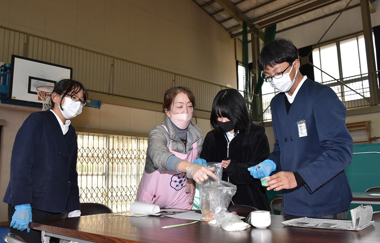 指導を受けながら「避難食」をつくる児童