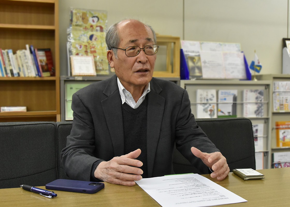 多文化フリースクールちばの取り組みを説明する白谷代表
