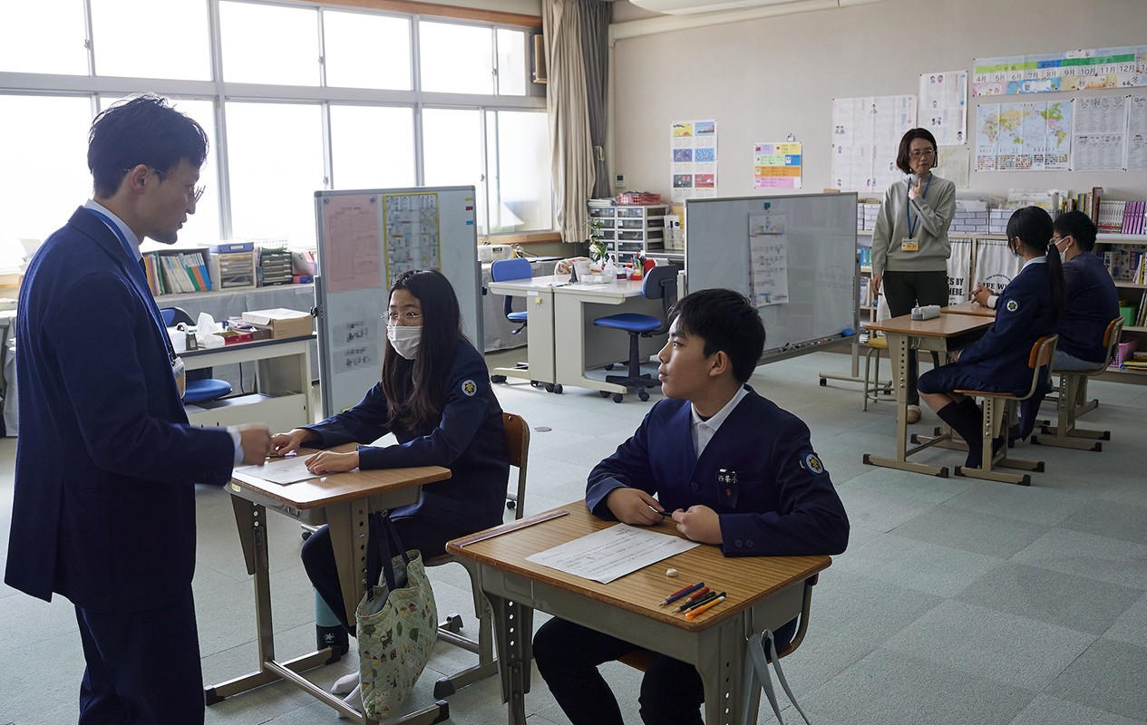 「にほんご指導教室」での少人数授業の様子。手前が5年生、奥が6年生の授業