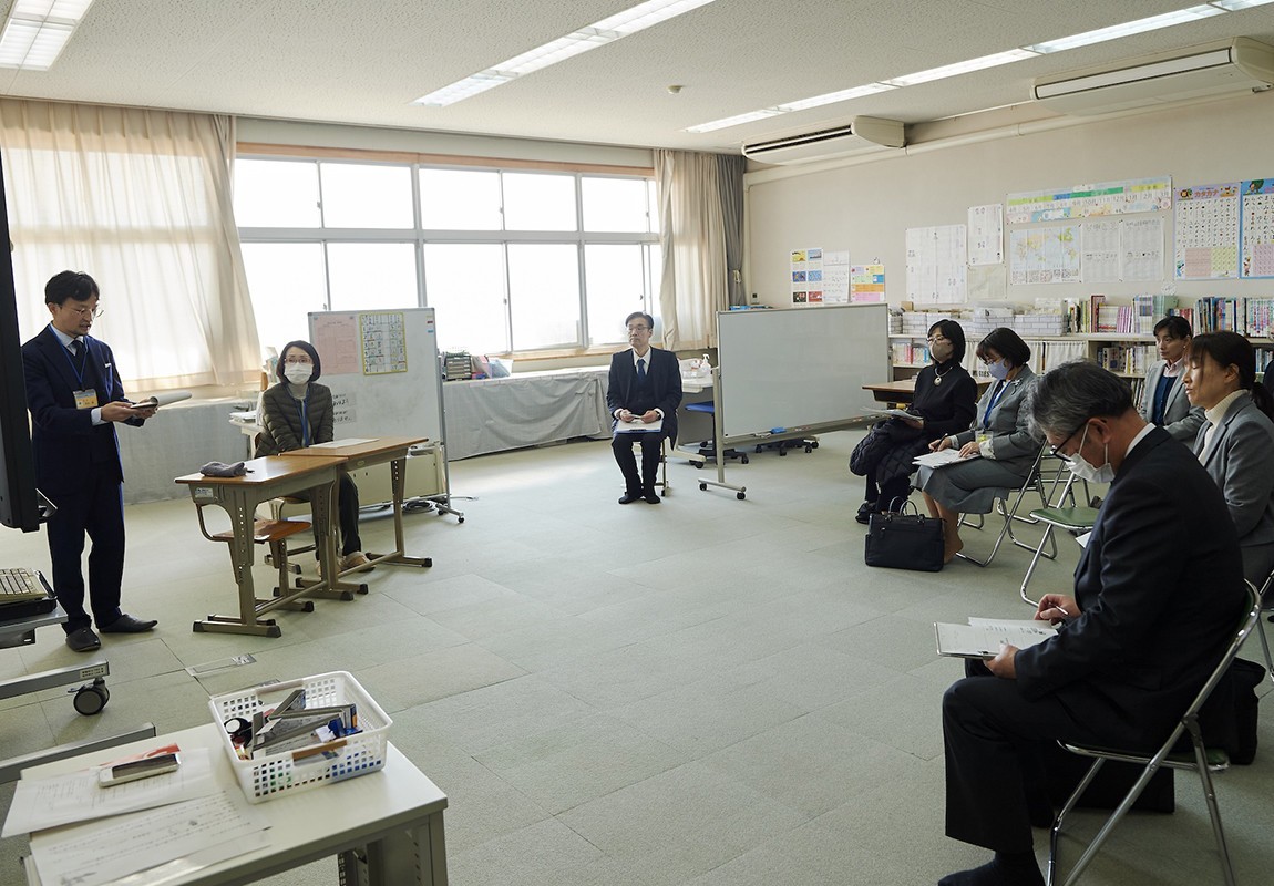 2024年2月13日に実施された「にほんご指導教室」の公開授業と研修会には、教育委員会や市内小中学校の教員など約30人が参加した
