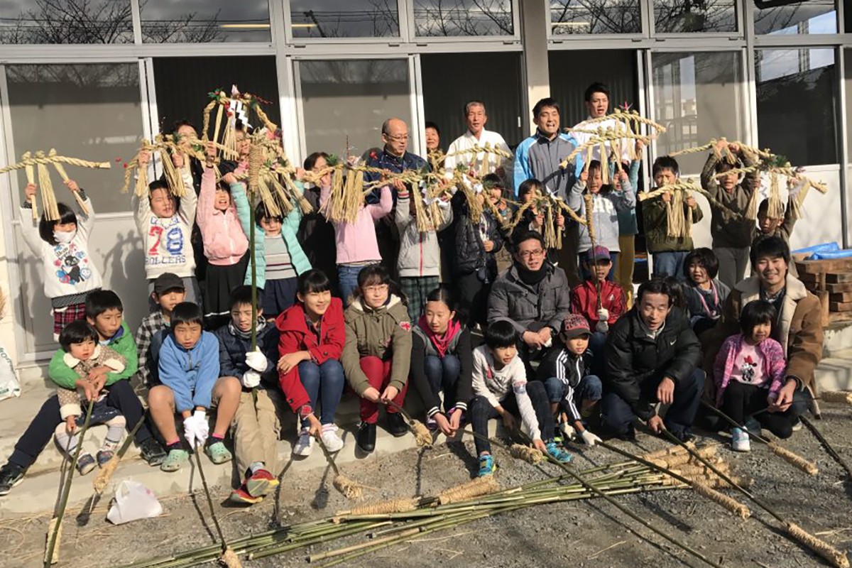 年末恒例しめ縄づくり。地域に支えられ児童は常に笑顔