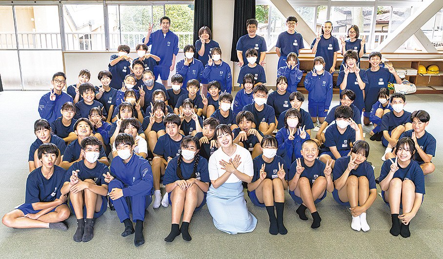 千葉市立加曽利中学校で久米さんを囲んだ2年生のみなさん