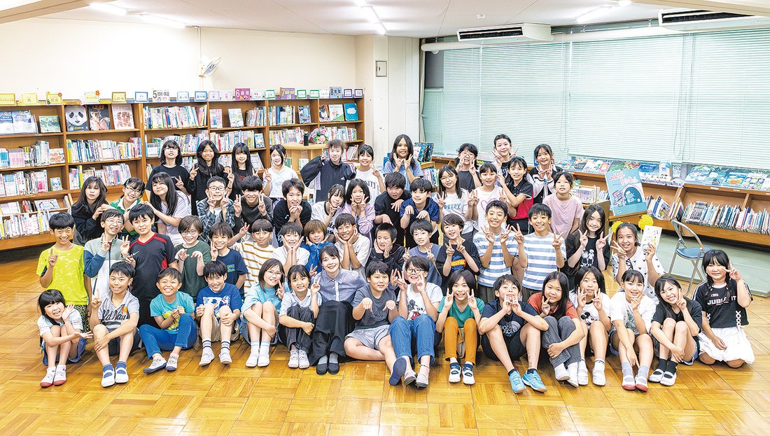 平塚市立大原小学校の図書室に集まった5・6年生のみなさん