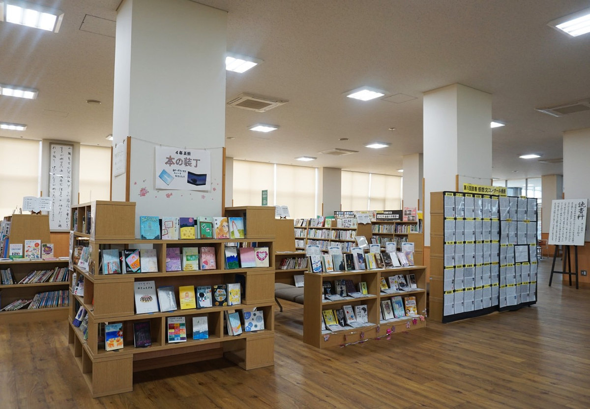 盈進中学校の図書館