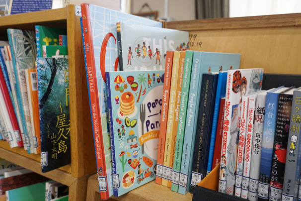 さまざまな言語の本が並ぶ図書室
