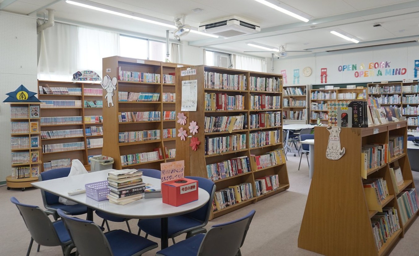 生徒たちが集う図書室の内観