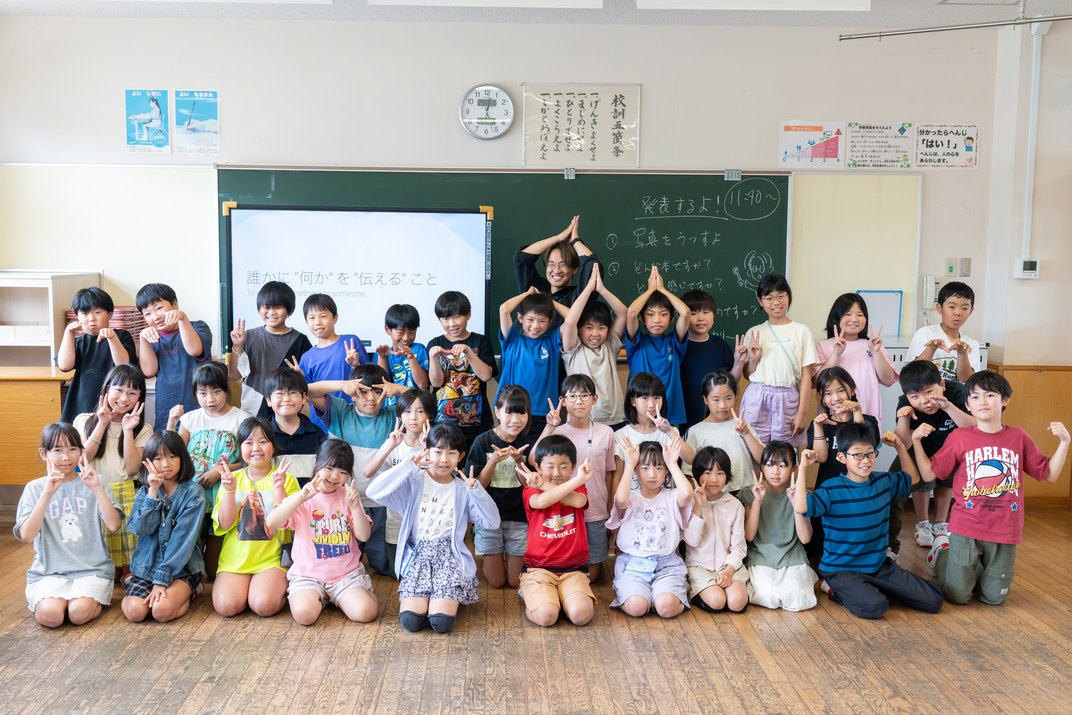 教室で全員そろって記念撮影する子どもたち