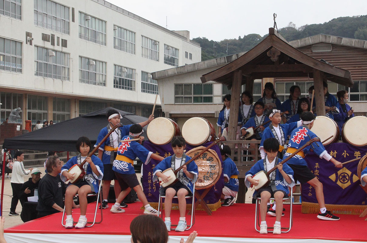 150周年記念式典で平家踊りの演奏を披露する子どもたち