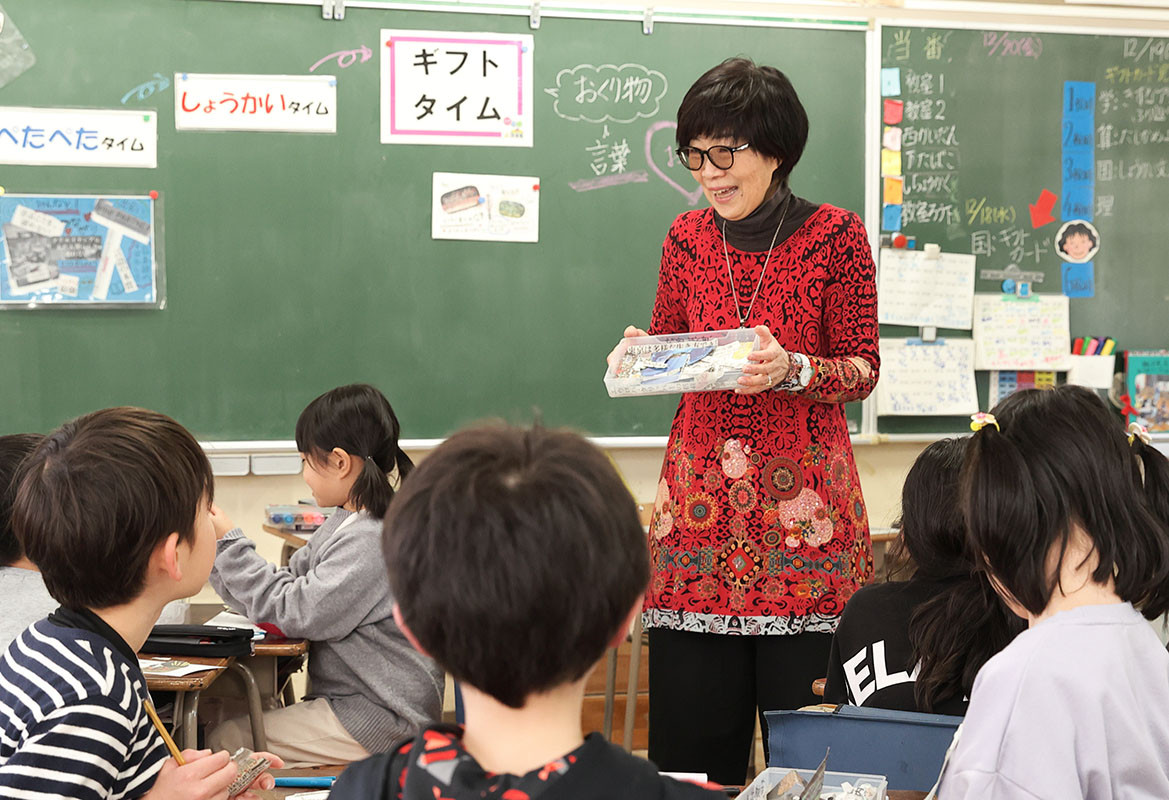 子どもたちにことばの貯金箱について説明する授業風景