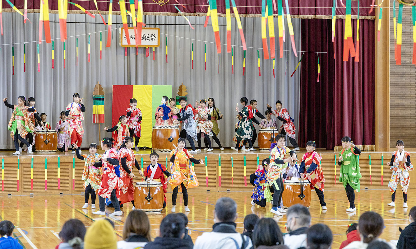 体育館のステージを勝山左義長まつりの櫓に見立てて開催している