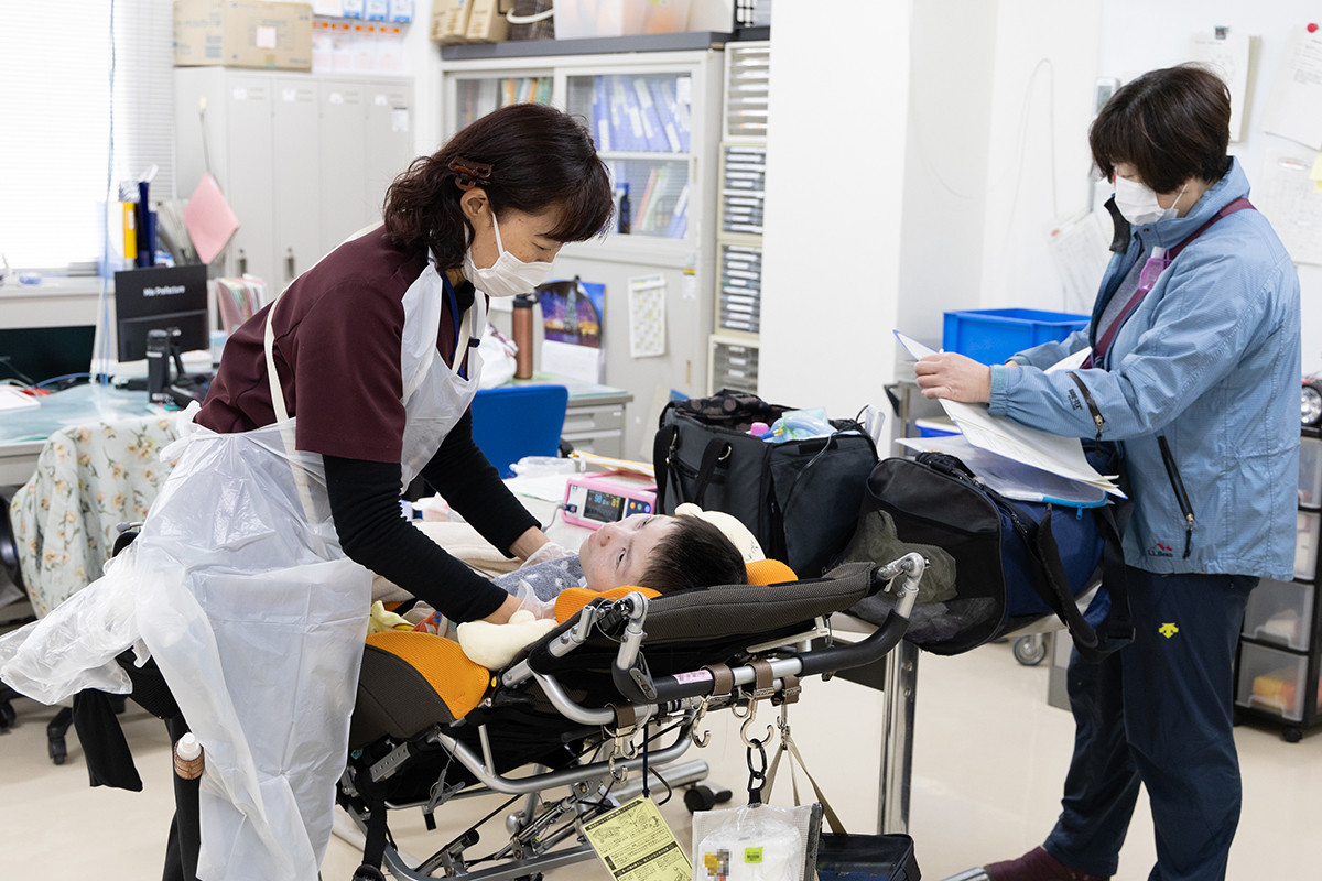 登校時、医ケア室で健康チェックをして教室へ
