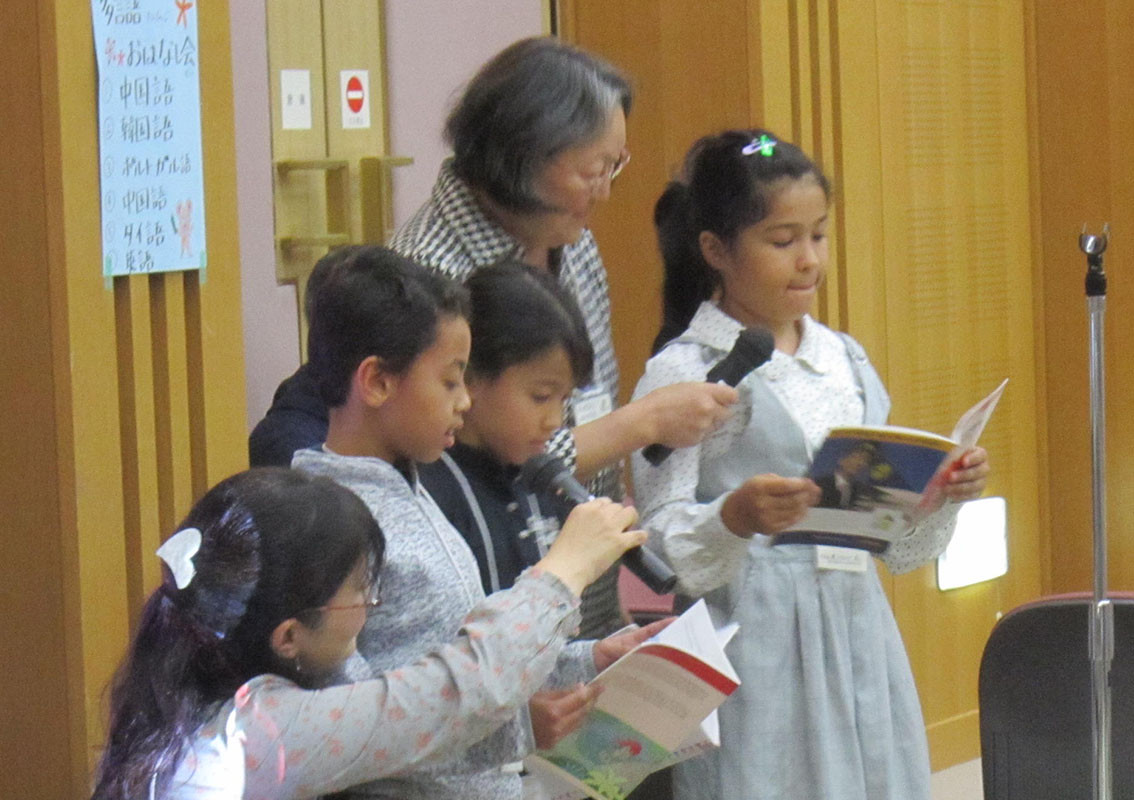 母語のポルトガル語で絵本を朗読するブラジルの子どもたち（ＮＰＯ法人おおさかこども多文化センター提供）