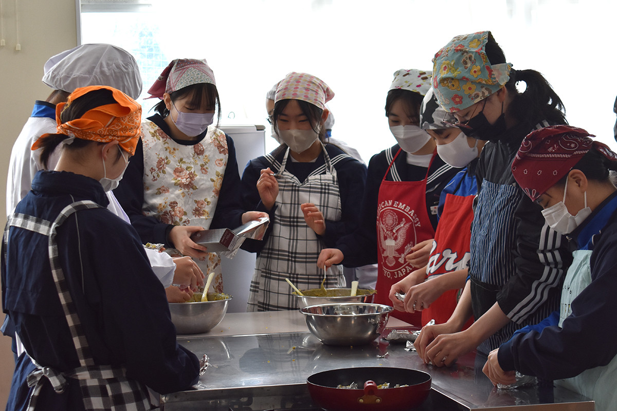学校の環境を生かしたF組による調理実習