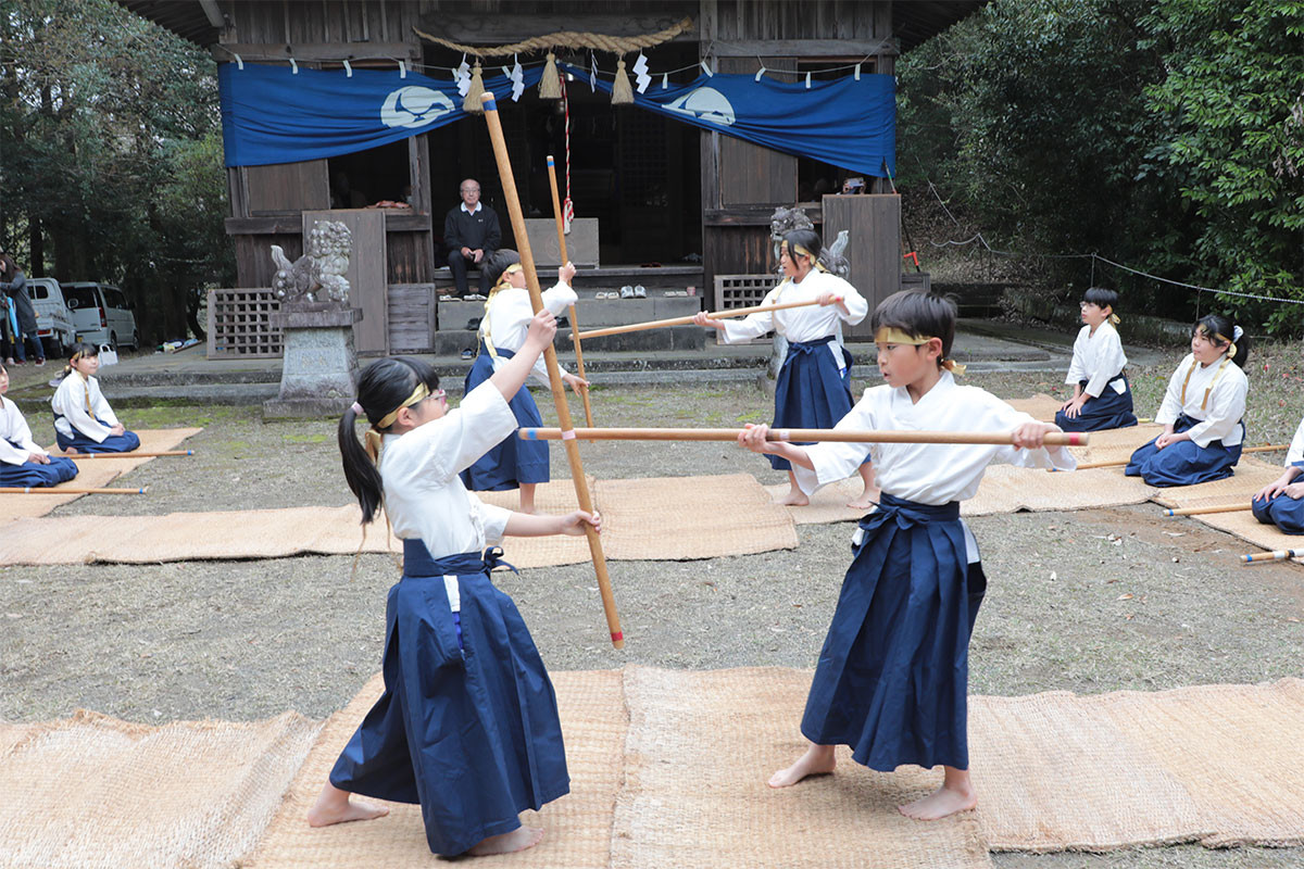 鳥越神社春季祭での棒術奉納の様子