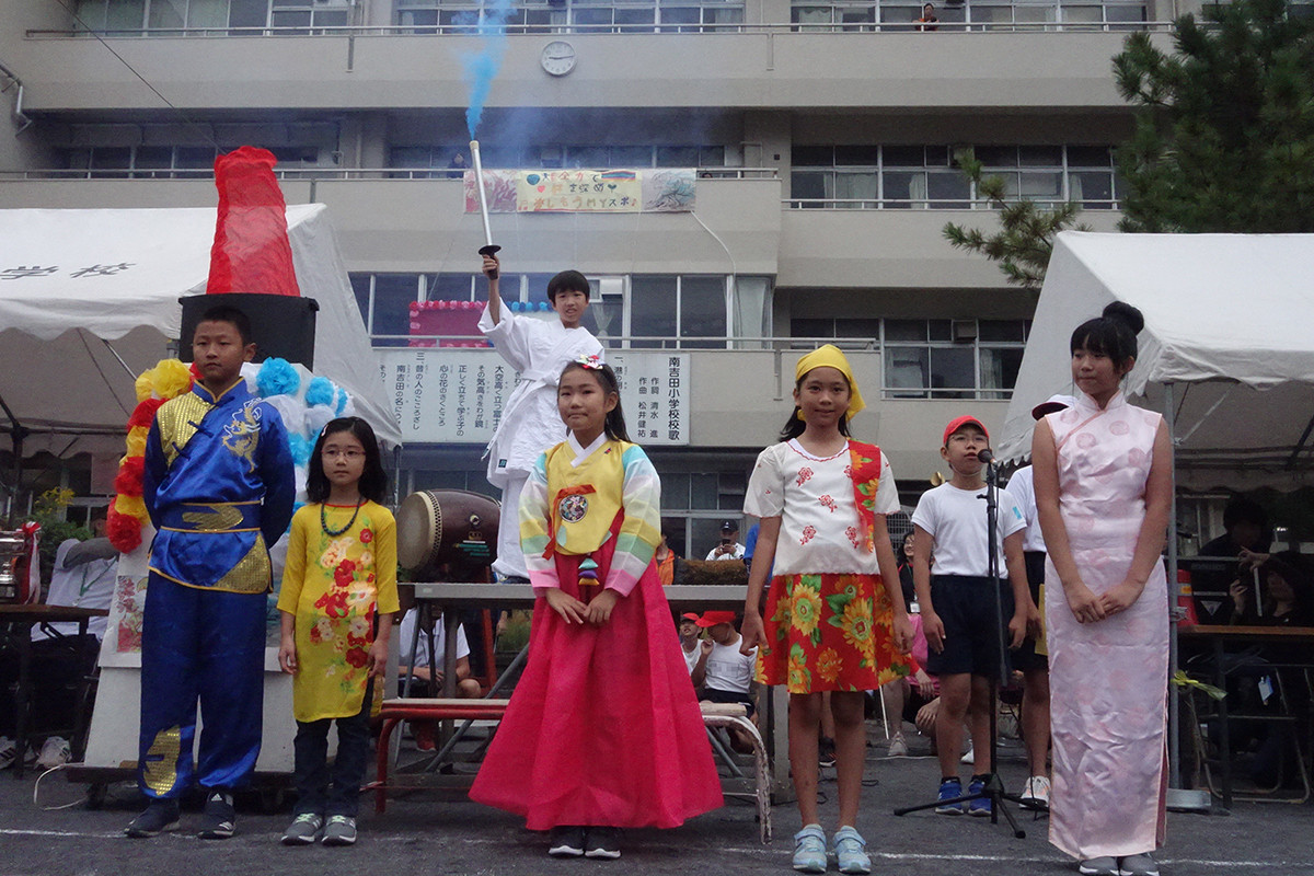 運動会:国際色豊かな聖火リレー