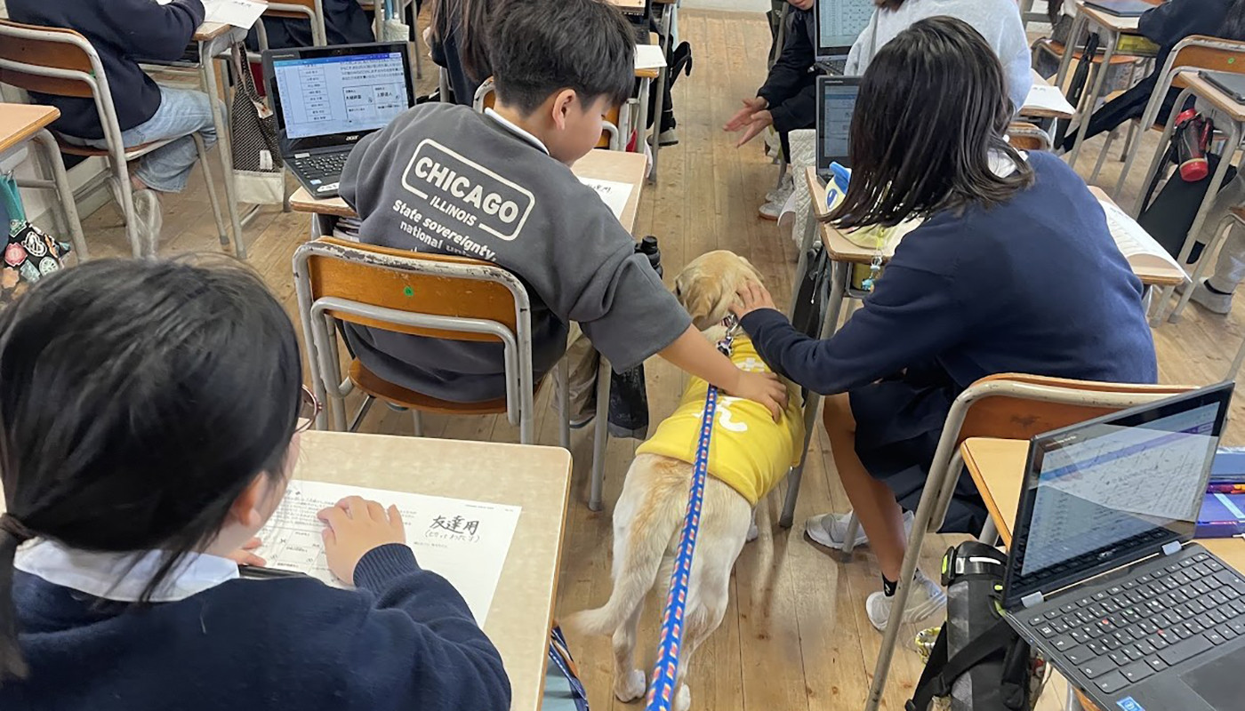 スクールドッグは授業中も教室を歩き回って愛想を振りまき、児童らの〝癒やし〟に