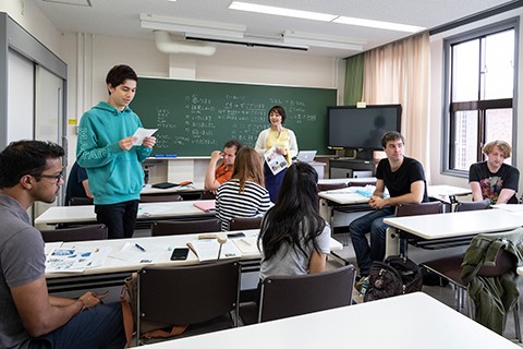 大学では、留学生を対象に日本語と日本の文化を教えている。